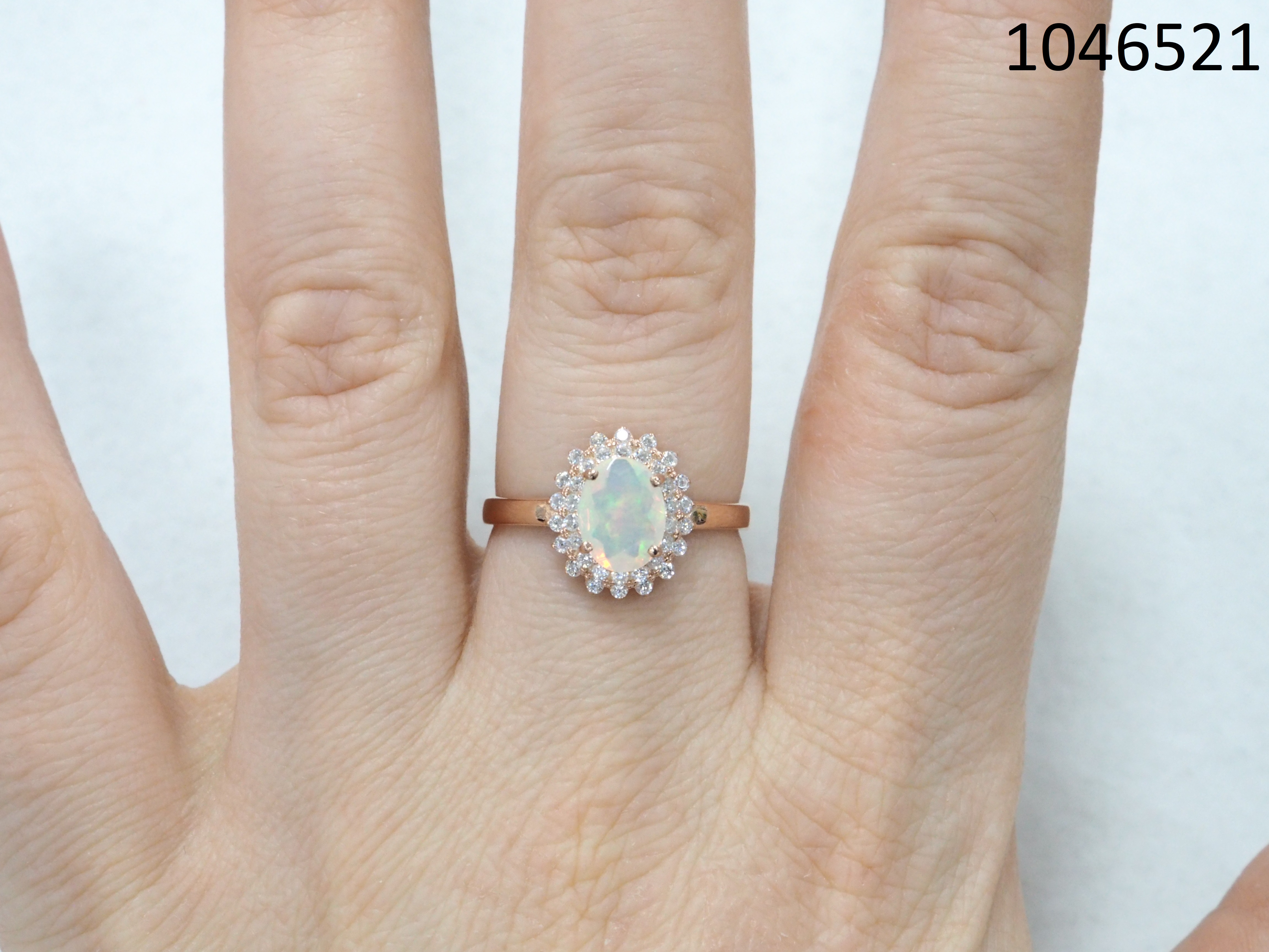 Серебряное кольцо 925 пробы; вставки 1 Опал бел.; 36 Фианит бесцв.;